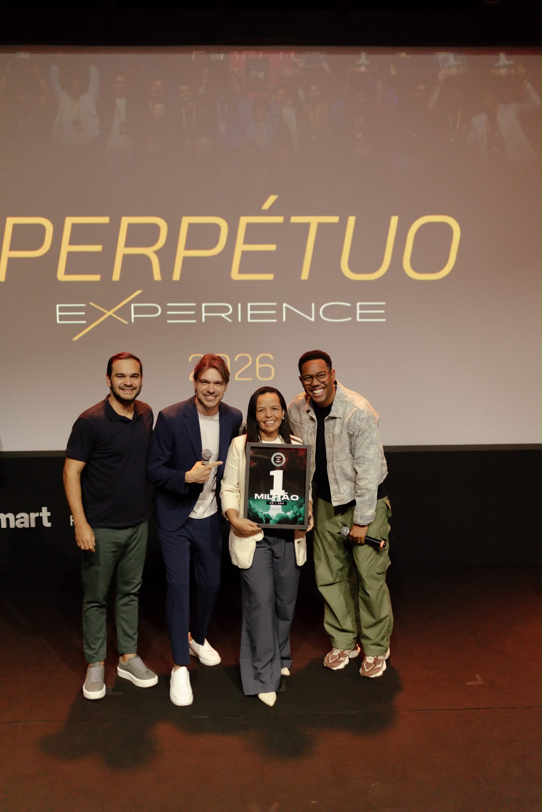 Delaine Nogueira recebendo a placa de R$ 1 milhão no Perpétuo Experience